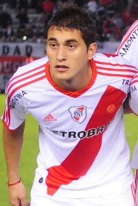 profil-lengkap-roberto-pereyra-pemain-bola-berbakat