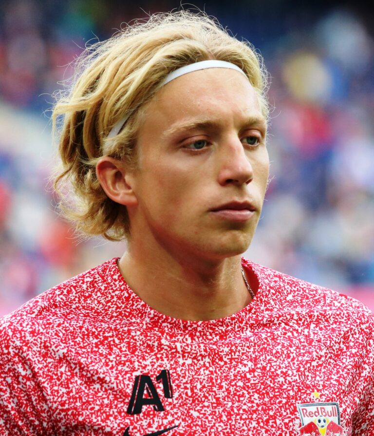Profil Pemain Bola Mads Bidstrup: Karir dan Peran di Lapangan