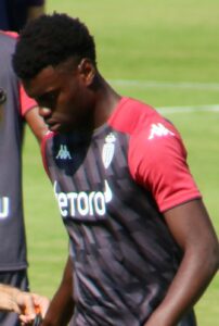 profil-pemain-bola-benoit-badiashile-karier-dan-performa-terbaru