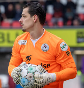 pemain-bola-nick-olij-profil-dan-perjalanan-kariernya