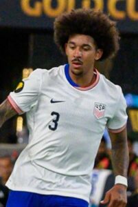 profil-pemain-bola-chris-richards-karier-dan-prestasinya