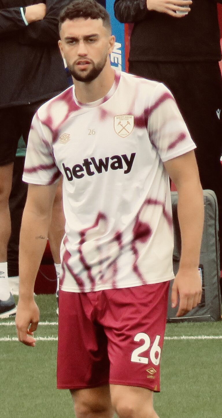 profil-pemain-bola-maximilian-kilman-bek-andal-dari-wolverhampton